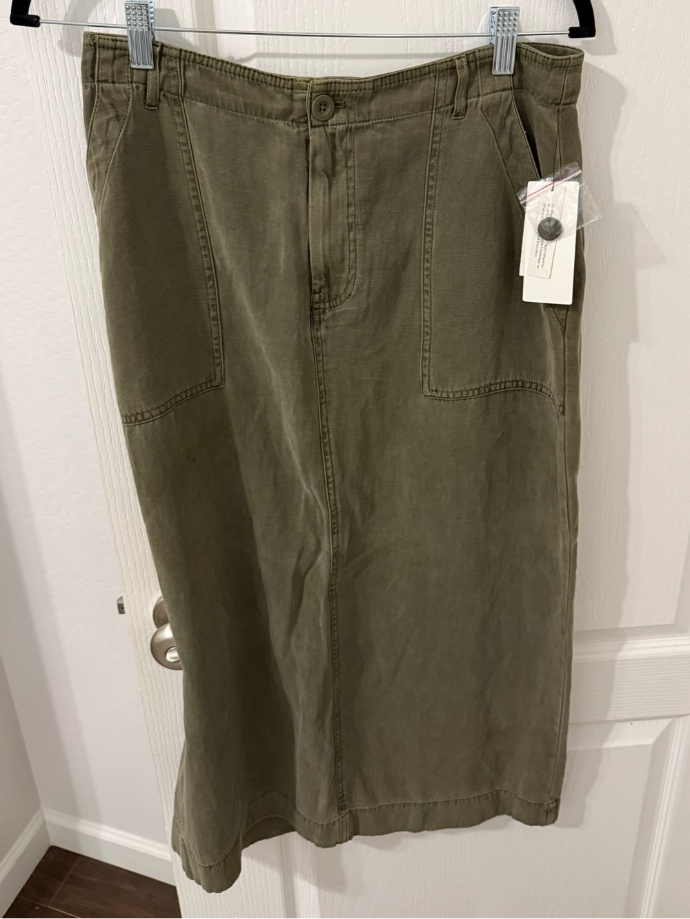 NWT Treasure & Bond long green skirt, size 8